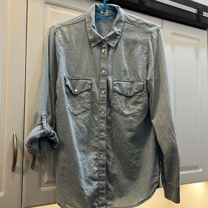 Kut from the Kloth Chambray/Denim Snap Closure with Sleeve Tab Shirt